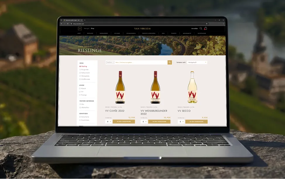 Laptop mit Van-Volxem-Onlineshop vor der Weinbergkulisse