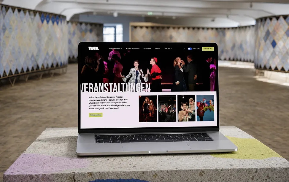 Laptop mit TUFA-Website im Foyer des Kulturzentrums