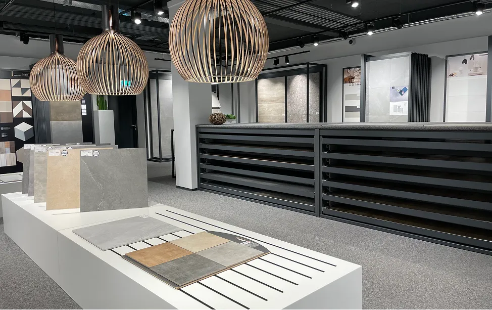 Showroom von Etges & Dächert mit Hängelampen und ausgestellten Stein- und Fliesenmustern.