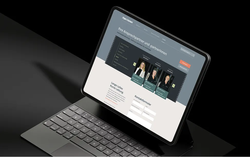 Surface-Tablet mit Tastatur zeigt die Ansprechpartner-Seite der Etges-&-Dächert-Website.